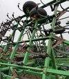 Культиватор John Deere 980, 11,2 м, с пальцевой бороной, б/у - 5