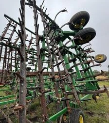 Культиватор John Deere 2210, 13,6 м, з пружинною бороною, б/в
