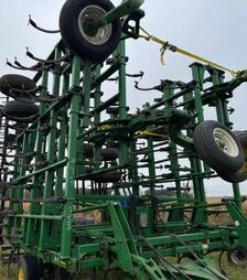 Культиватор John Deere 2210, 15,6 м, з пружинною бороною та котками, б/в
