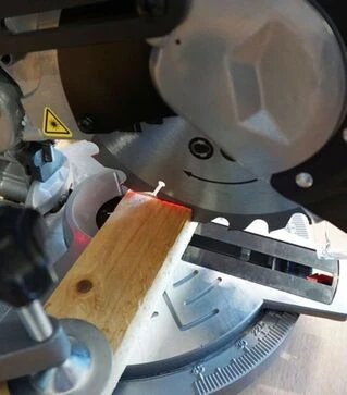 Торцювальна пила HECHT 813