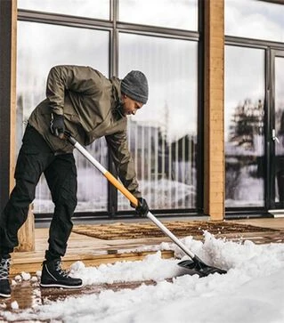 Лопата для снега Fiskars SnowXpert Roller X-series (1057179)