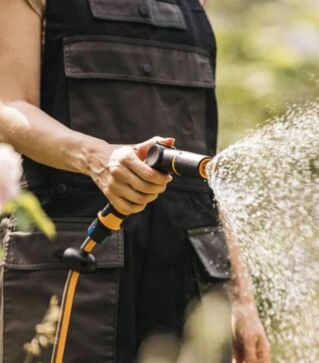 Пистолет-распылитель регулируемый Fiskars + мультифункциональная насадка (1065494)