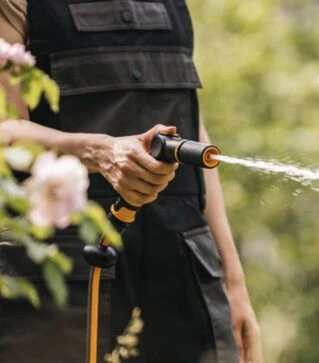 Пистолет-распылитель регулируемый Fiskars + мультифункциональная насадка (1065494)
