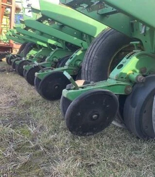 Сеялка пневматическая John Deere 1750 8-рядная, б/у