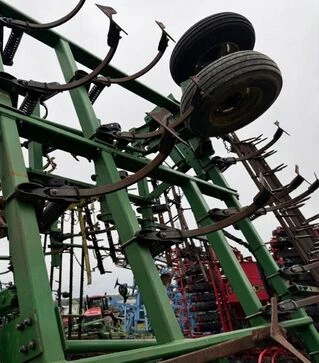 Культиватор John Deere 2210, 13,6 м, з пружинною бороною, б/в