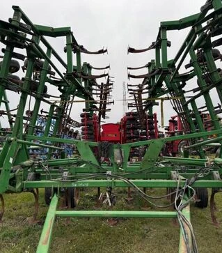 Культиватор John Deere 2210, 13,6 м, з пружинною бороною, б/в