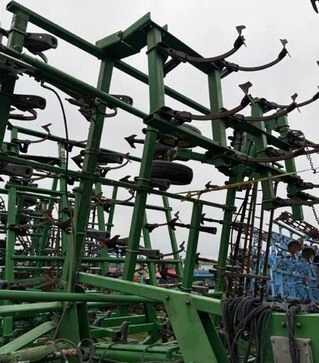 Культиватор John Deere 2210, 13,6 м, з пружинною бороною, б/в