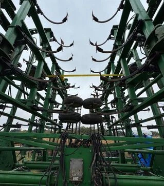Культиватор John Deere 2210, 15,6 м, з пружинною бороною та котками, б/в