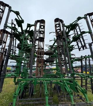 Культиватор John Deere 2210, 15,6 м, з пружинною бороною та котками, б/в