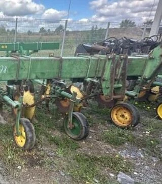 Культиватор просапний John Deere 8R, б/в
