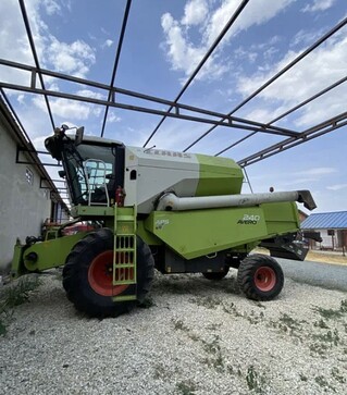 Зерноуборочный комбайн Claas Avero 240, 2010 г.в, 2900 м/ч, б/у