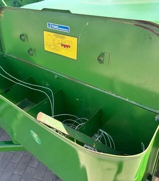 Прес-підбирач тюковий John Deere 332, б/в