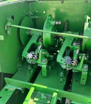 Прес-підбирач тюковий John Deere 332, б/в