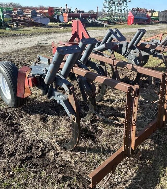 Глибокорозпушувач M&W Earthmaster, 7 лап, опорні колеса, б/в