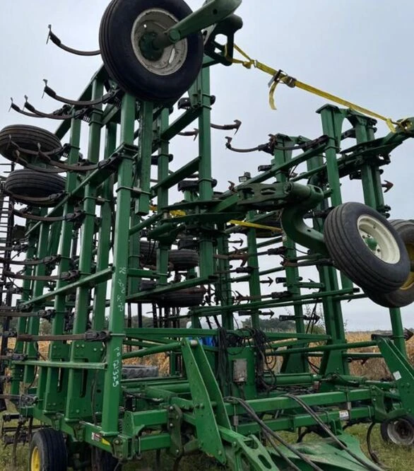 Культиватор John Deere 2210, 15,6 м, з пружинною бороною та котками, б/в