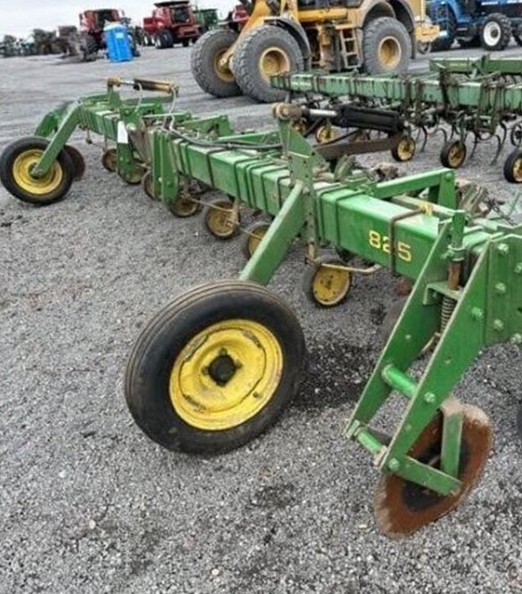 Культиватор просапний John Deere 825, б/в