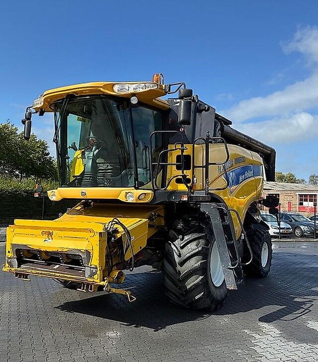 Зернозбиральний комбайн New Holland CX 820, 2004 р.в, 2411 м/год, б/в